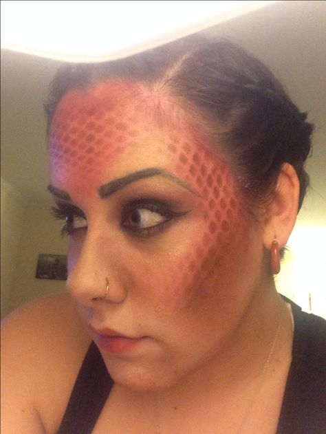 Game of thrones house targaryen inspired red dragon makeup. Scales done with fishnet stockings Easy Dragon Makeup, Dino Makeup, Human With Scales, Shrek Dragon Makeup, Dragon Makeup Tutorial, Red Dragon Makeup, Dinosaur Makeup Women, Scales Makeup, Red Dragon Costume Women