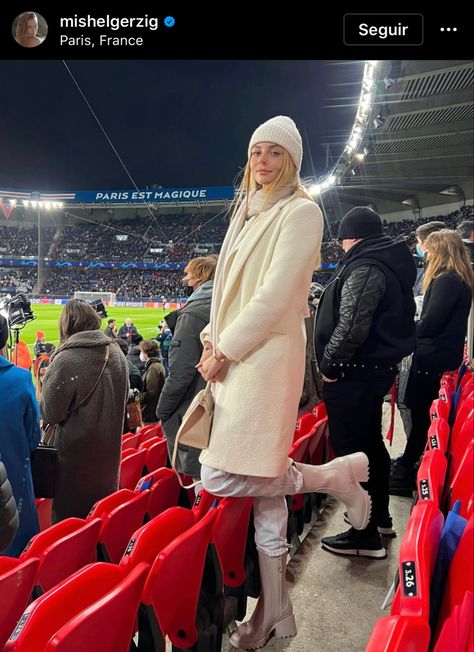 Football Match Outfit, Football Match Outfit Women, Stadion Outfit, Ootd Frio, Mishel Gerzig, Hello Kitty Appliances, Football Is Life, Mirror Selfie Poses, French Girl Style