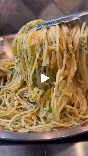 Late Night Pasta, Aglio E Olio Recipes, Spaghetti Pasta Recipe, Aglio E Olio Recipe, Spaghetti Aglio E Olio, Spaghetti Aglio, Aglio E Olio, How To Make Spaghetti, Pasta Spaghetti