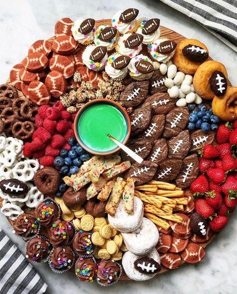 Super Bowl Charcuterie Board, Super Bowl Charcuterie, Football Themed Food, Super Bowl Cupcake, Football Desserts, Tailgate Desserts, South Your Mouth, Superbowl Desserts, Football Party Foods