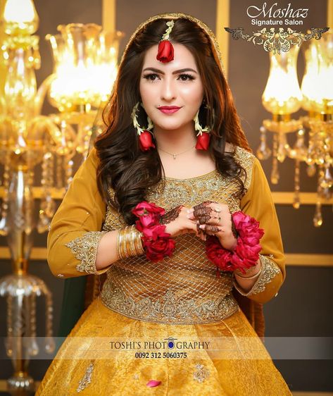 Mehendi Flower Jewellery, Simple Haldi Look For Bride, Haldi Jewellery, Haldi Ceremony Outfit, Haldi Dress, Bridal Mehndi Dresses, Haldi Outfits, Mehndi Dresses, Pakistani Bridal Makeup