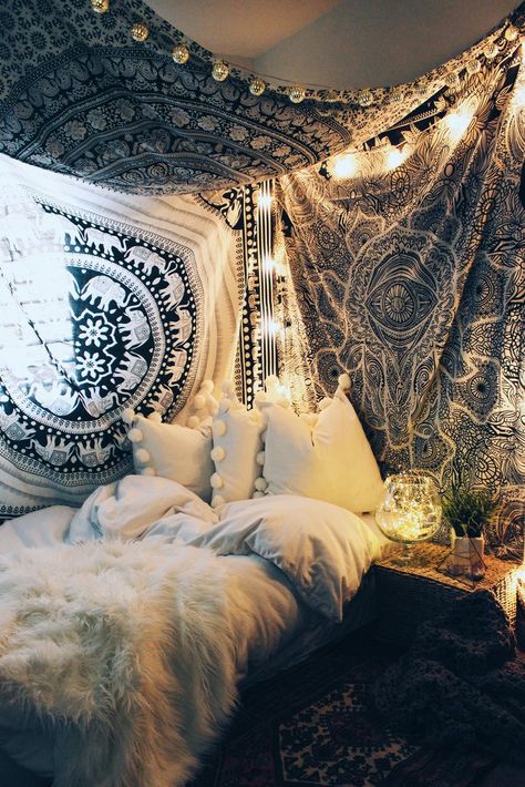 Small bedroom decorating ideas with faux fur, pillows, tapestries, lights, etc Bohemian Bedrooms, Fur Pillows, Dekorasi Kamar Tidur, Small Bedroom Decor, Bohemian Bedroom Decor, Boho Room, Bedroom Goals, Bohol, Bohemian Bedroom