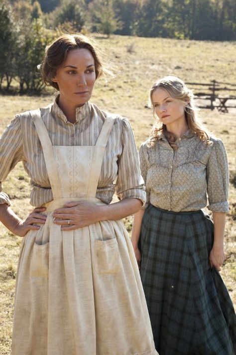 Hatfields & McCoys. Working day clothes & apron Sarah Parish, Pioneer Costume, Pioneer Clothing, Bill Paxton, Hatfields And Mccoys, Pioneer Trek, Pioneer Dress, Farm Dress, Period Clothing