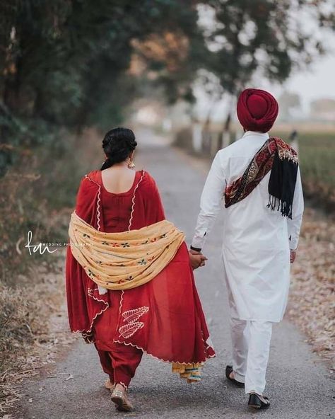 Sardar Couple Photoshoot, Sardar And Sardarni Pics, Punjabi Couples Pics, Sardar Sardarni Couple, Sardar Couple, Couple Punjabi, Punjabi Aesthetic, Punjabi Wedding Couple, Wedding Couple Pictures