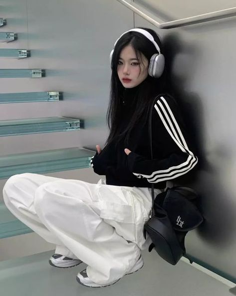 Adidas Style Women, Edgy Tomboy Fashion, China Outfits Style, Adidas Outfit Aesthetic, Adidas Hoodie Outfit, Korean Outfits Aesthetic, Adidas Fit, Adidas Outfits, Adidas Outfit Women