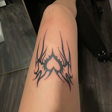 Tattoo Pequeños Mujer, Cyberciligism Tattoo, Cybersigilism Tattoo, Heart Tat, Cyberpunk Tattoo, Sigil Tattoo, Sharpie Tattoos, Clever Tattoos, Chest Tattoos For Women