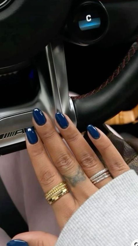 Gel Navy Blue Nails, Oval Nail Inspo Winter, Long Nails Vs Short Nails, Short Nails Ideas Navy Blue, Acrylic Nail Navy Blue, Winter Blue Nails Gel, Navy Blue Oval Acrylic Nails, Cute Nails Dark Blue, Navy Short Almond Nails