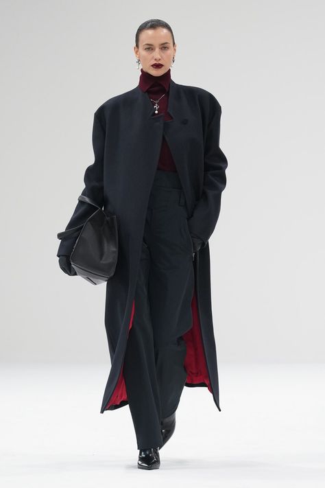 70s Runway Fashion, Black Winter Outfits, Black Red Outfit, Fashion Show Outfit, Red Black Outfit, Dramatic Fashion, Fall 2023 Ready To Wear, 2023 Ready To Wear Collection, World Fashion