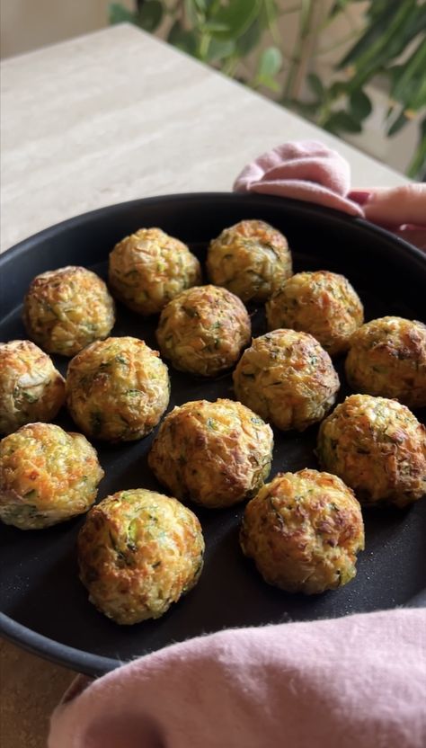 Polpette di verdure Ricetta | Cucina Botanica Italian Cuisine Recipe, Vegetarian Dishes, Gnocchi, Finger Foods, Street Food, Food And Drink, Cooking Recipes, Healthy Recipes