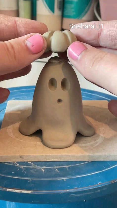 Ghost Clay, Hay Bale Art, Strašidelný Halloween, Famous Characters, Halloween Clay, Diy Air Dry Clay, Air Dry Clay Projects, Cerámica Ideas, Halloween Crafts Decorations