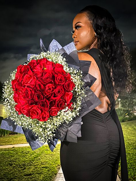 Rose bouquet birthday photo shoot idea Pictures With Roses, Rose Bouquet Birthday, Pictures On Stairs, Bouquet Photoshoot, Black Rose Bouquet, Bouquet Birthday, Dance Photo Shoot, Birthday Photo Shoot, Luxury Flower Bouquets