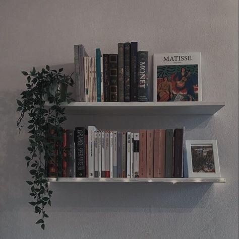 Book Bedroom Aesthetic Wall Shelves, Rooms With Bookshelves Aesthetic, Floating Book Shelf Aesthetic, Floating Shelves For Books Bedroom, Aesthetic Floating Bookshelves, Aesthetic Bedroom Bookshelves, Shelf Ideas For Bedroom Floating Shelves, Floating Bookshelf Aesthetic, Shelves Above Bed Aesthetic