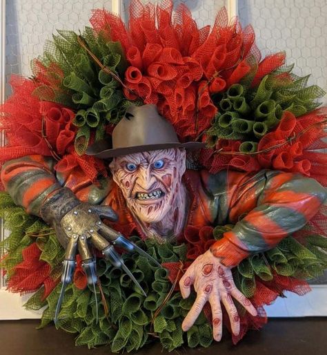 Halloween Mask Wreath, Scary Clown Door Decoration, Freddy Krueger Wreath, Chucky Wreath, Horror Wreaths, Pennywise Wreath, Horror Wreath, Spooky Projects, Scary Halloween Wreath