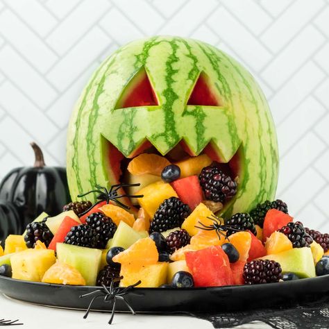 Salad Halloween, Halloween Fruit Salad, Halloween Fruit Tray, Halloween Potluck, Recetas Halloween, Halloween Party Appetizers, Halloween Food Appetizers, Fruit Salad Recipe, Appetizers For Kids