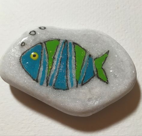 Painted Fish Rocks, Rock Painting Fish, Rock Painting Supplies, Fish Rocks, Kids Painting Crafts, Painted Rock Animals, Rock Sculpture, Painted Rocks Kids, Rock And Pebbles