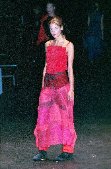 Marithe & Francois Girbaud Fall / Winter 1999 Marithe Francois Girbaud Runway, Marithe Francois Girbaud Dress, Francois Girbaud, Marithe Francois Girbaud, Anti Fashion, 2000 Fashion, Runway Collection, Fashion Week Street Style, Harajuku Fashion