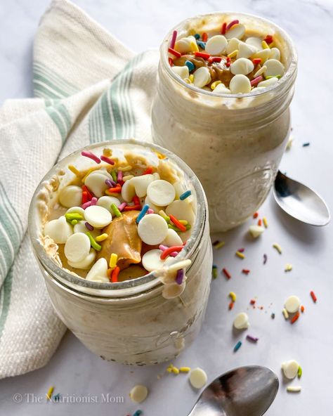 CAKE BATTER OVERNIGHT PROTEIN OATS - Nutritionist Mom Cake Batter Overnight Oats, Overnight Protein Oats, Breakfast For Busy Mornings, Cake Batter Protein, Protein Oats, Protein Mug Cakes, Protein Overnight Oats, Oat Recipes Healthy, Protein Oatmeal