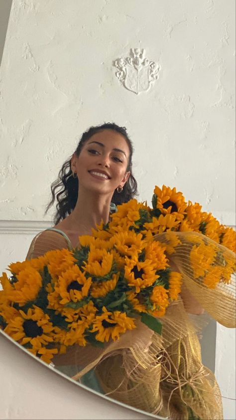 cindy kimberly, flowers, sunflowers Flower Photoshoot, Flowers Instagram, Sunflower Bouquets, Cindy Kimberly, Foto Baby, Flower Therapy, Shooting Photo, A Mirror, Flower Lover