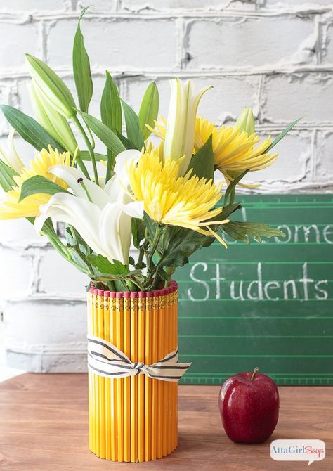 Welcome your favorite teacher back to school with a thoughtful, homemade teacher appreciation gift. This vase is made from dozens of No. 2 pencils affixed to a glass vase. Add a bouquet of gorgeous white lilies and yellow mums. And don't forget an apple! Teachers Appreciation Gift Ideas, Teacher Appreciation Crafts, Pencil Vase, Teacher Party, Back To School Breakfast, Floral Design Classes, Back To School Gifts For Teachers, School Breakfast, Teacher Appreciation Ideas