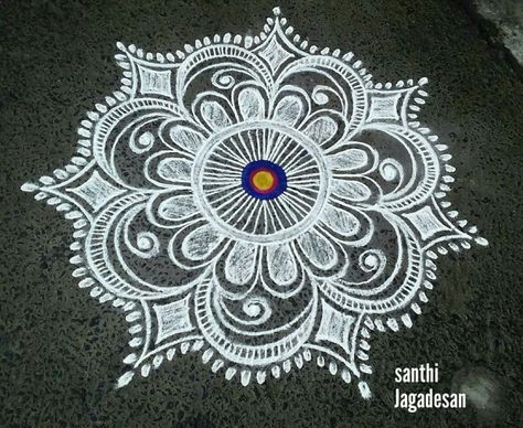 Jhoti Chita Design, Alpana Designs, Indian Rangoli Designs, Very Easy Rangoli Designs, Rangoli Designs Simple Diwali, Alpona Design, Rangoli Simple, Rangoli Side Designs, Rangoli Designs Latest