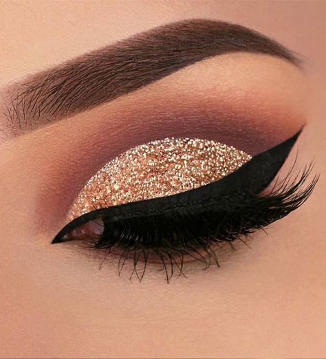 16. Shimmery gold eyeshadow Looking for the best eyeshadow eye makeup trends 2021. Whether smokey, Euphoria or soft glam eye makeup looks we’ve got... Sweet 16 Makeup, Quince Makeup, Quinceanera Makeup, Mom Makeup, Pageant Makeup, Quinceañera Ideas, Quinceanera Hairstyles, Quinceanera Ideas, Make Up Inspiration