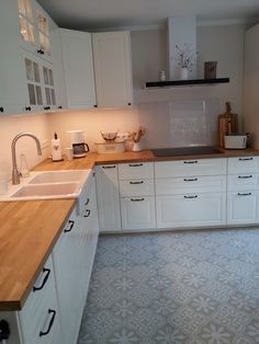 White Scandinavian Kitchen, Dapur Skandinavia, Dapur Ikea, Kabinet Dapur, Scandinavian Kitchen, Ikea Kitchen, Counter Tops, Room Interior Design, Home Decor Kitchen