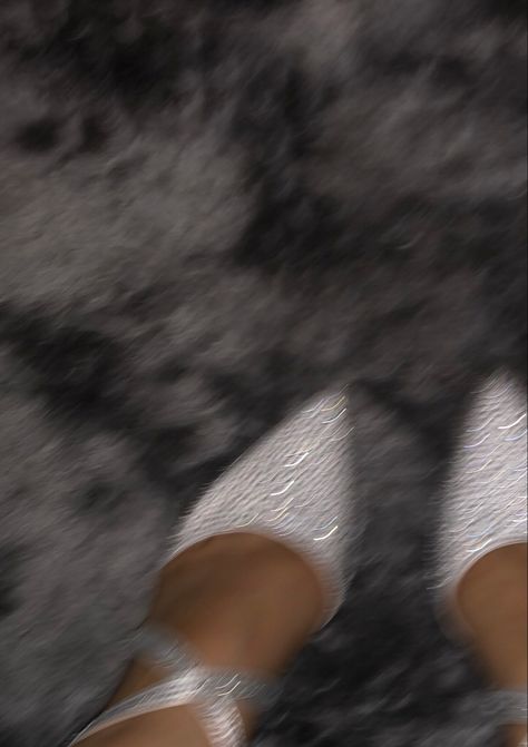 #heels #sparkle #white #blurry #blurryaesthetic Blurry Heels Aesthetic, Sparkly Aesthetic, Low Exposure, Heels Aesthetic, Phone Screen, Sabrina Carpenter, Art Girl, Sparkle, Wallpapers