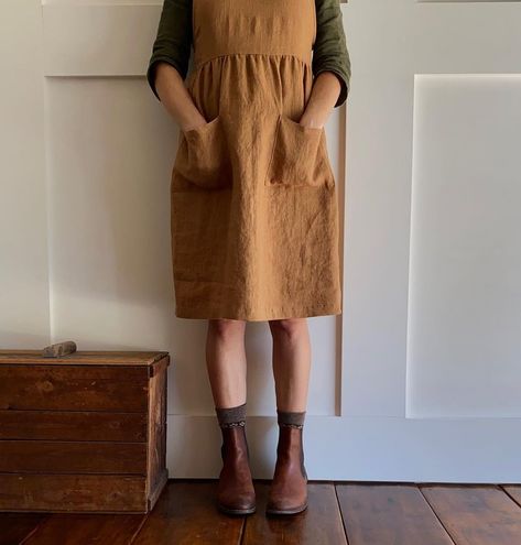 1,026 Likes, 33 Comments - Pyne & Smith Clothiers (@pyneandsmithclothiers) on Instagram: “These Toast Pinafores will be restocked this weekend!! Details in a newsletter coming out soon -…” Linen Dress Outfit, Prairie Farmhouse, Homemade Clothes, Green Linen Dress, Cottagecore Bohemian, Linen Pinafore, Dresses With Pockets, Winter Dress Outfits, Comfy Chic