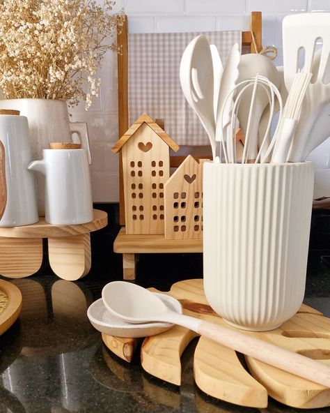 DETALHES DE UMA COZINHA BOHOCHIC Amo decorar a bancada da cozinha com elementos naturais e com cores neutras. Utensílios em bambu, flores desidratadas, itens em cerâmica na cor branca combinados com cortiça, bambu, palhinha e madeira Teka. E as famosas casinhas não podem faltar🫶🤎 Já salva pra se inspirar e compartilhe com quem possa gostar. . . #boho #decoração #decoration #homedecor #homedecoration #homedesign #decor #cozinha Tampa, Decor Styles, Boho Chic, No Instagram, Art Decor, Instagram Profile, Instagram