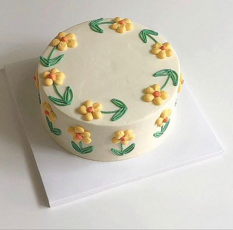 Yellow Cake Design, Yellow Flower Cake, Spring Cake Designs, Cake Decorating Tutorials Videos, Tulip Cake, Floral Cake Design, Small Birthday Cakes, Bento Cakes, Korean Cake