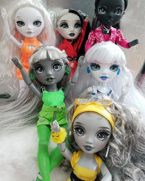 Julia (@rainbowhighaddicted) • Instagram photos and videos 2000s Stuff, Shadow High Dolls, Lol Omg Dolls, Omg Dolls, Ideas For Outfits, Lol Omg, Rainbow Bright, Neon Rainbow, Rainbow High