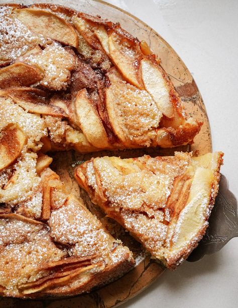 Greek Apple Cake Greek Apple Dessert, Mediterranean Apple Desserts, Greek Apple Pie, Apple Baked Recipes, Autumn Apple Desserts, Apple Pear Cake, Apple Cake Birthday, Christmas Apple Recipes, Apple Recipes For Breakfast