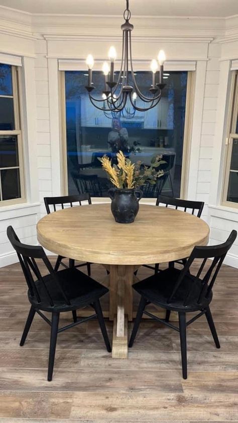 Table And Chair Sets Small Spaces, Simple Modern House Decor, Dinning Room Table For Small Area, Circle Farmhouse Table, Vintage Contemporary Dining Room, Kitchen Dinette Ideas, Refinished Table And Chairs, Circle Table Dining Room, Small Dining Room Ideas Round Table