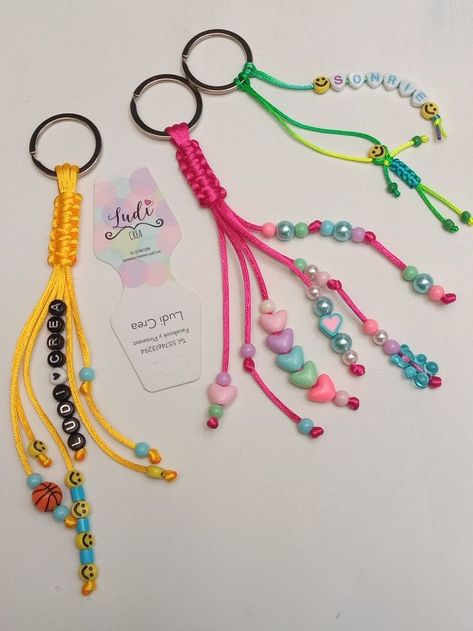 Pony Bead Crafts Keychains Easy, Kids Keychain Craft, Cute Beaded Keychain Ideas, Diy Bead Keychain Ideas, Keychain Crafts For Kids, Diy Beads Keychain, Pony Bead Crafts Keychains, Diy Bead Keychain, Keychain Beads Ideas