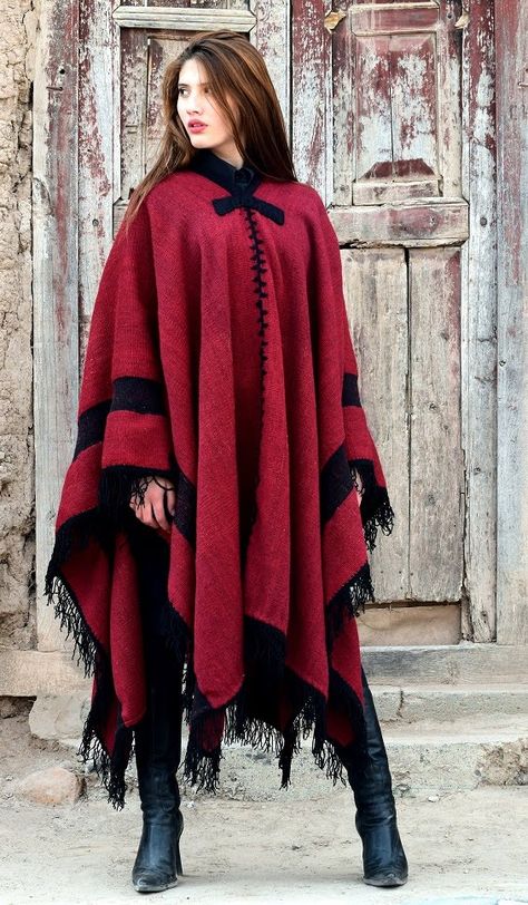 PONCHOS Y RUANAS DE OVEJA FAMILIA AVAR SARACHO Women's Wraps And Shawls, Dress Armor, Crochet Luxury, Diy Granny Square, Poncho Au Crochet, Poncho Outfit, Autumn Crochet, Crochet Poncho Free Pattern, Poncho Knitting Patterns