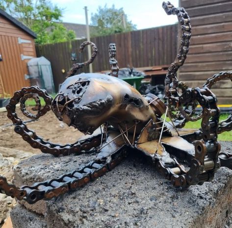 Scrap Metal Steampunk Octopus. – Steampunk StuffI Welded Octopus, Metal Octopus, Octopus Sculpture, Welded Art, Steampunk Octopus, Steampunk Stuff, Steampunk Lamp, Glass Bottle Crafts, Gothic Steampunk