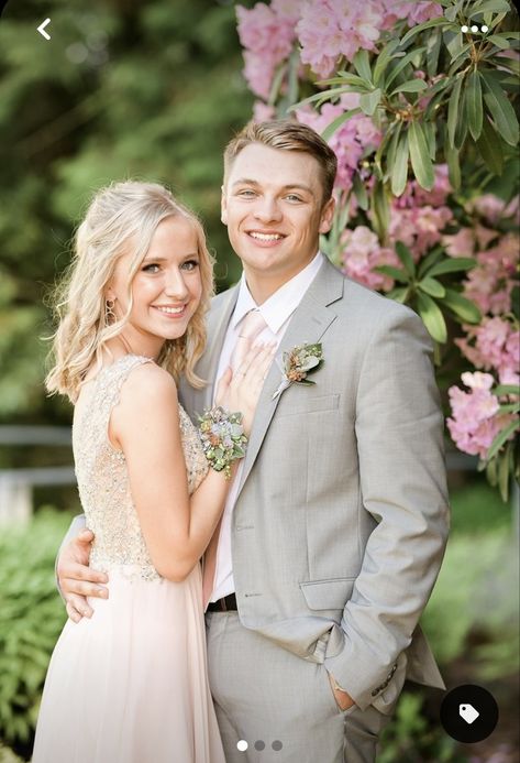 Backyard Prom Picture Ideas, Prom Sessions Photography, Senior Prom Poses, Prom Family Pictures, Prom Pic Poses Couple, Couples Homecoming Poses, Prom Pics For Couples Posing Ideas, Cute Prom Photos Couple, Light Pink Prom Couple