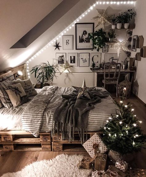 bedroom ideas;christmas decor ideas;christmas decor ideas diy;christmas bedroom;christmas bedroom decor;christmas bedroom decor cozy; Bedroom Decor Cozy, Dekorasi Kamar Tidur, Christmas Decorations Bedroom, Attic Bedroom, Christmas Bedroom, Cozy Room Decor, Aesthetic Rooms, Teen Bedroom Decor, Cozy Room