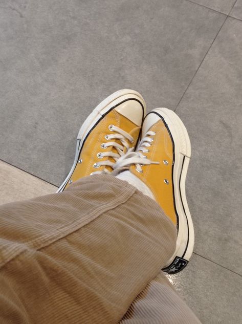 yellow🌻 Yellow Converse Outfit, Converse Sunflower, Yellow Shoes Outfit, Casual Aesthetics, Converse Wallpaper, Converse Yellow, Converse 70s, Tan Outfit, Yellow Converse