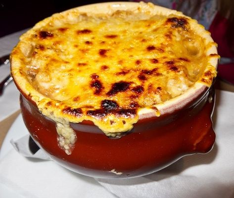 Bennigan's Onion Soup Recipe Best French Onion Soup, Onion Soup Recipe, Leftovers Soup, French Onion Soup Recipe, Onion Soup Recipes, Chowder Soup, Copycat Restaurant Recipes, Starbucks Recipes, French Onion Soup