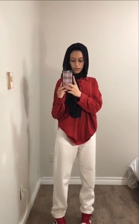 Hijabi Grunge, Shaky Photos, Style With Sweatpants, Outfit With Sweatpants, Hijabi Streetwear, Stile Hijab, Hijabi Outfit, Street Hijab Fashion, Modern Hijab Fashion