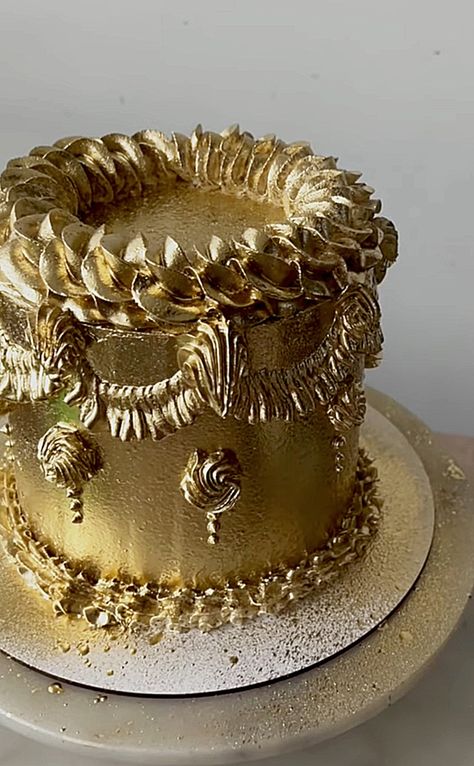 Golden Year Cake, 24 Karat Gold Party, 24 Karat Birthday, Vintage Circle Cake, Golden Age Party, Gold Cake Aesthetic, Gold Cake Design Birthday, Gold Cake Birthday, Gold Vintage Cake