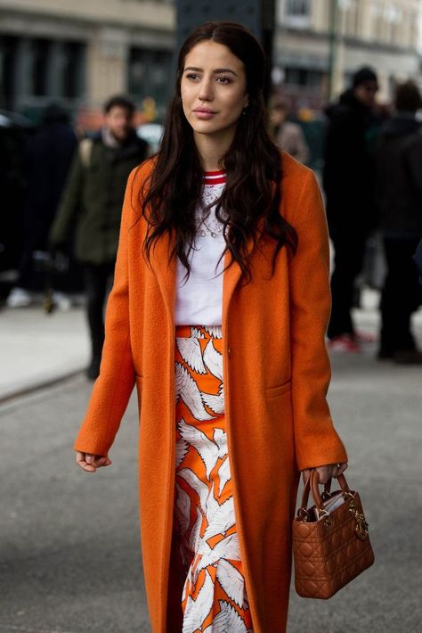 Street style at New York Fashion Week Fall 2017: Bright orange coat with printed midi skirt and athleisure top Orange Outfits, Orange Coat, Orange Outfit, Winter Mode, Orange Is The New Black, Fashion Weeks, Orange Fashion, Cool Street Fashion, Inspiration Mode