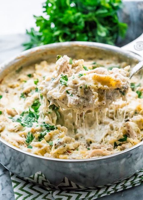 This Skillet White Chicken Lasagna is  for the true cheese lovers out there. Loaded with mushrooms, spinach, chunks of chicken, this lasagna is creamy, super cheesy and absolutely delicious. www.jocooks.com #whitelasagna Chili Lasagna, Lasagna Skillet, Recipe Ricotta, Skillet Lasagna Recipe, Chicken Lasagna Recipe, White Chicken Lasagna, White Lasagna, Skillet Lasagna, Cheesy Chicken Broccoli