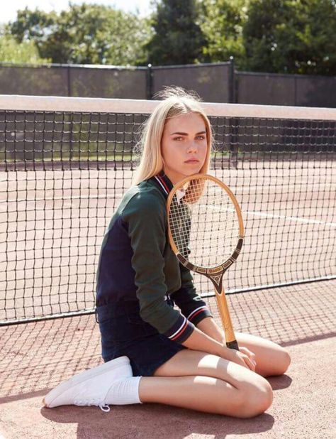 Pose Mannequin, Mode Tennis, Tennis Court Photoshoot, Tennis Photoshoot, Volleyball Poses, Tennis Outfits, Athleisure Trend, Tennis Fashion, Woman Sitting