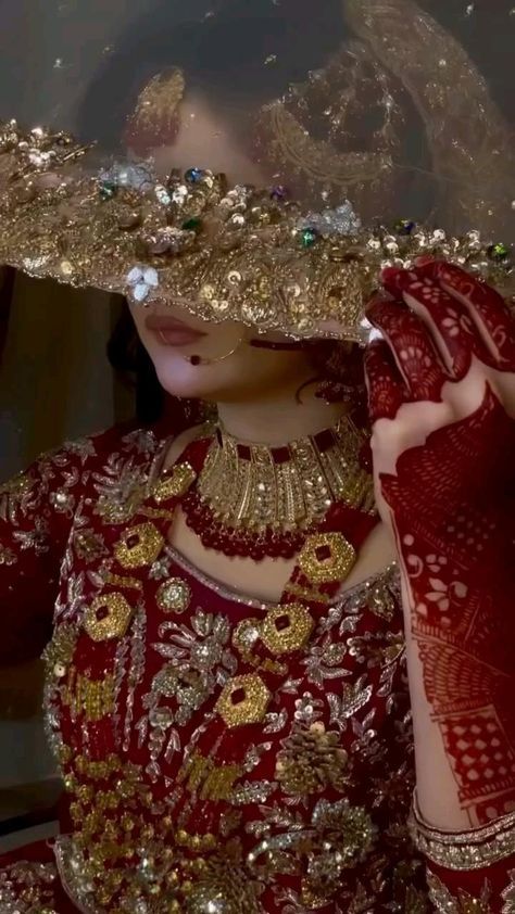 Lehnga Look, Bridal Makeup Pictures, Bridal Makeup Videos, Bollywood Makeup, Pakistani Bridal Makeup, Bridal Lehenga Designs, Bridal Makeover, Bride Photography Poses, Bridal Dress Fashion