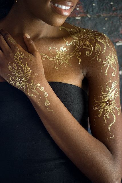 White Henna Tattoo, White Henna Designs, Gold Henna, Henna Tutorial, Henna Body Art, Tattoo Henna, White Henna, Gold Tattoo, Pretty Henna Designs