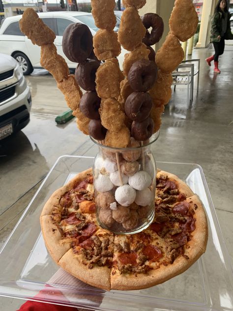 Fast food bouquet (pizza, chicken nuggets and donuts) it’s a DIY gift of dreams 🥰 Nugget Bouquet, Chicken Nuggets Bouquet, Chicken Nuggets Party Display, Gold Nugget Wedding Rings, Chicken Nugget Bouquet, Chicken Nugget Meme, Food Bouquet, Mums Wedding, Feeding Time