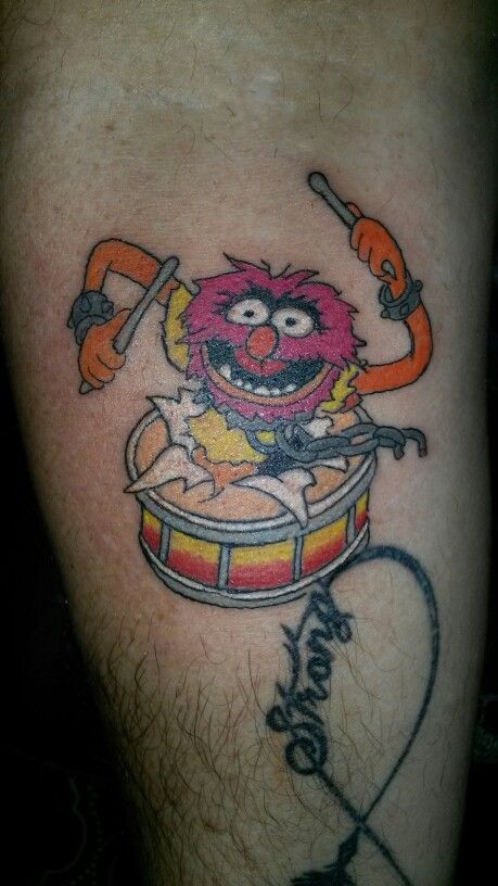 Animal drummer tattoo Muppet Tattoo, Muppets Tattoo, Animal From The Muppets, Drummer Tattoo, Musician Tattoo, Drum Tattoo, Muppets Animal, Animal Muppet, Nikko Hurtado