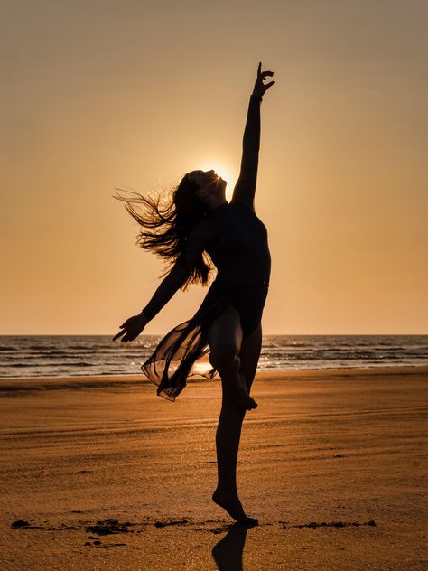 Water Sunset Photoshoot, Summer Sunset Photoshoot, Sunset Water Pictures, Photoshoot Ideas Sunset, Sunset Photoshoot Ideas On The Beach, Sunset Silhouette Photography, Portrait Sunset, Freedom Photoshoot, Dance On The Beach